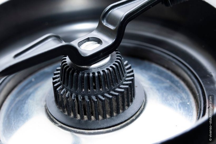 Der Separator befindet sich unterhalb des Motorblocks, hier mit angesetztem Reinigungsschlüssel